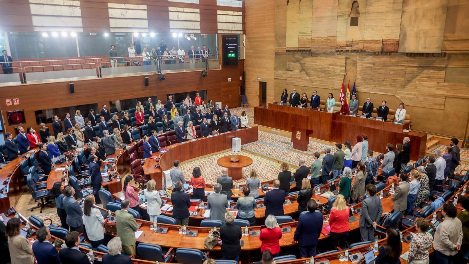 Minuto de silencio en la Asamblea de Madrid por los guardias civiles muertos en Barbate