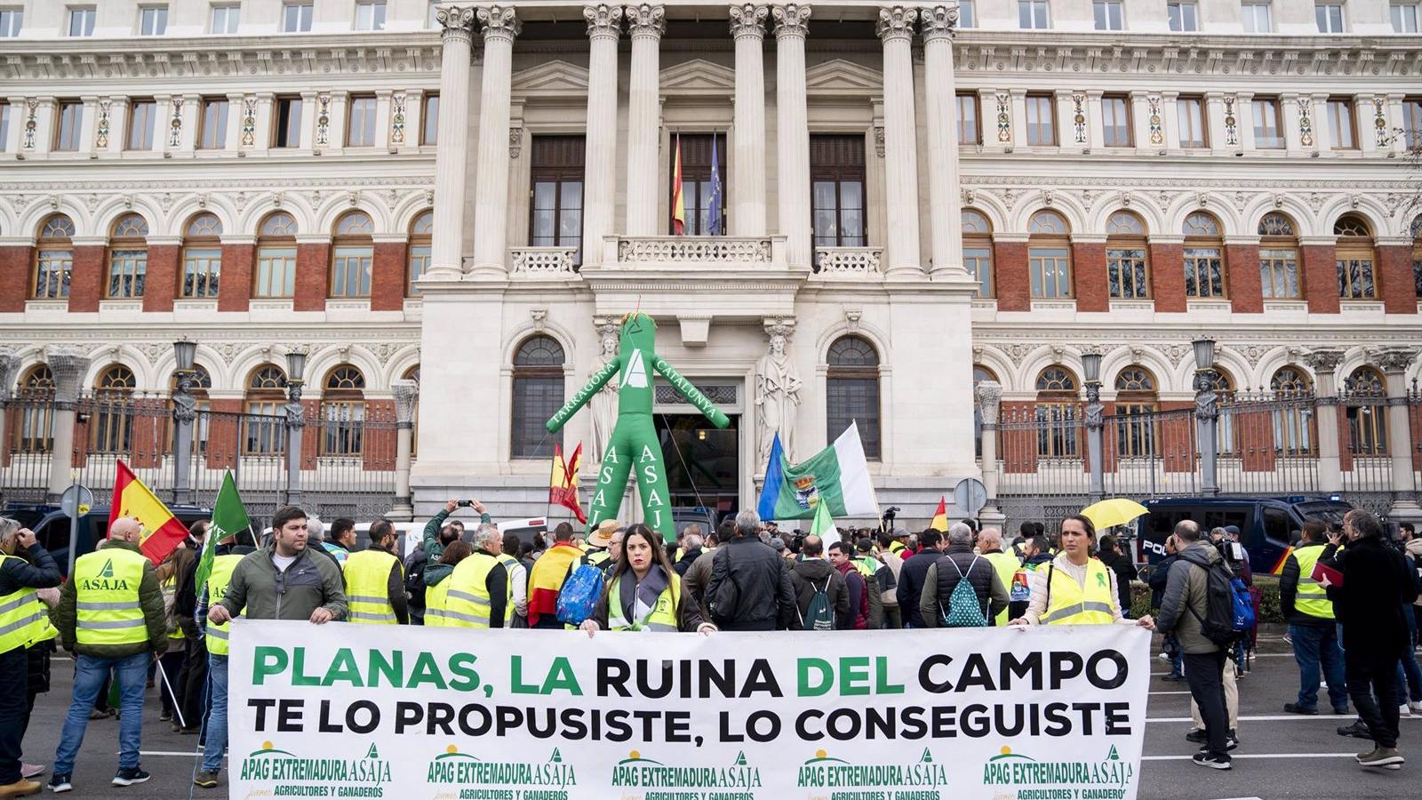 Tractores marchan por carreteras regionales a la sede del Ministerio de Agricultura