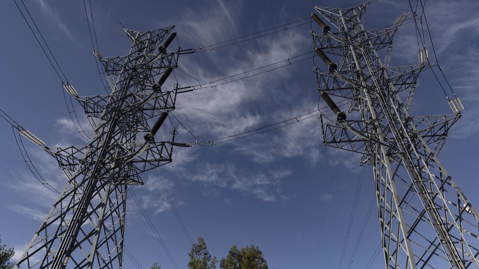 La electricidad cae un 26,5% en febrero por la baja demanda y los precios del gas