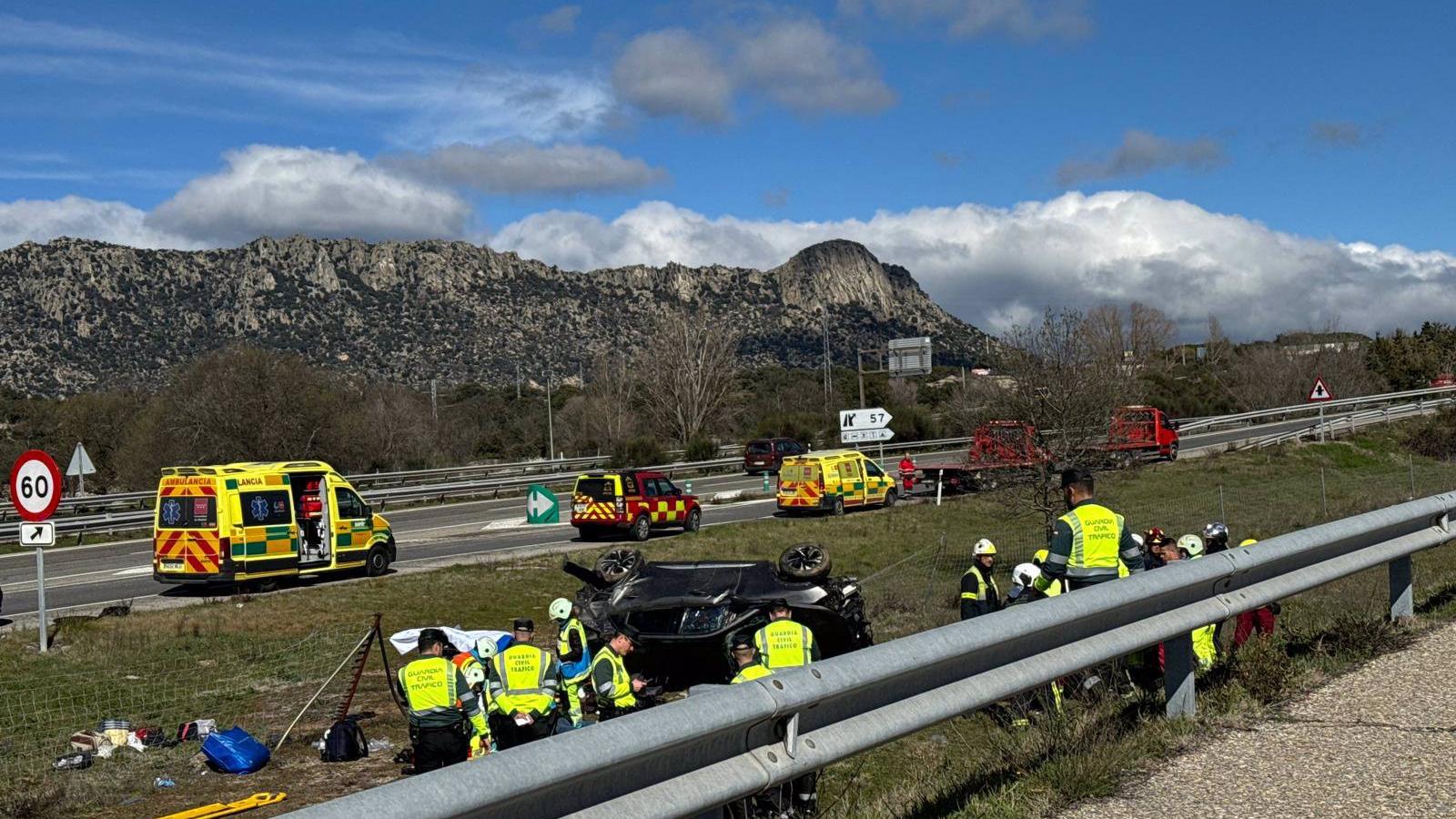  Tres heridos graves al volcar el coche en el que viajaban en la A-1
