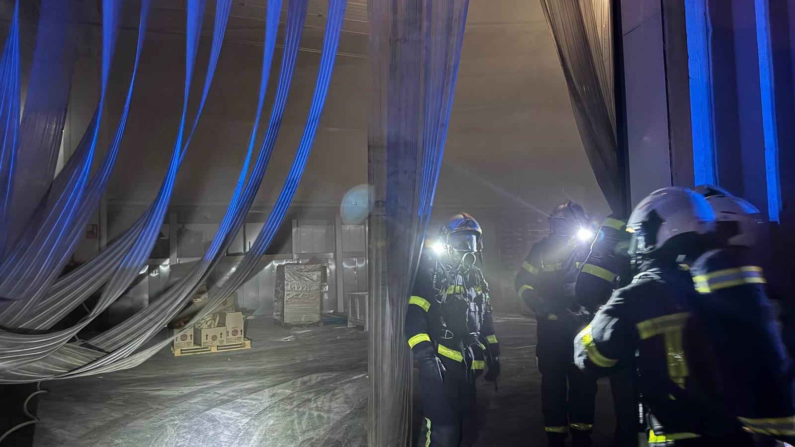  Bomberos extinguen un incendio en una panificadora en Ciempozuelos