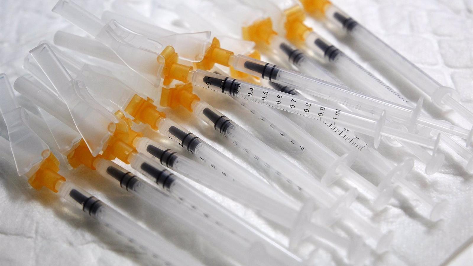 Los casos de gripe en la Comunidad bajan un 25,35% en la última semana y los de Covid caen un 18,1%