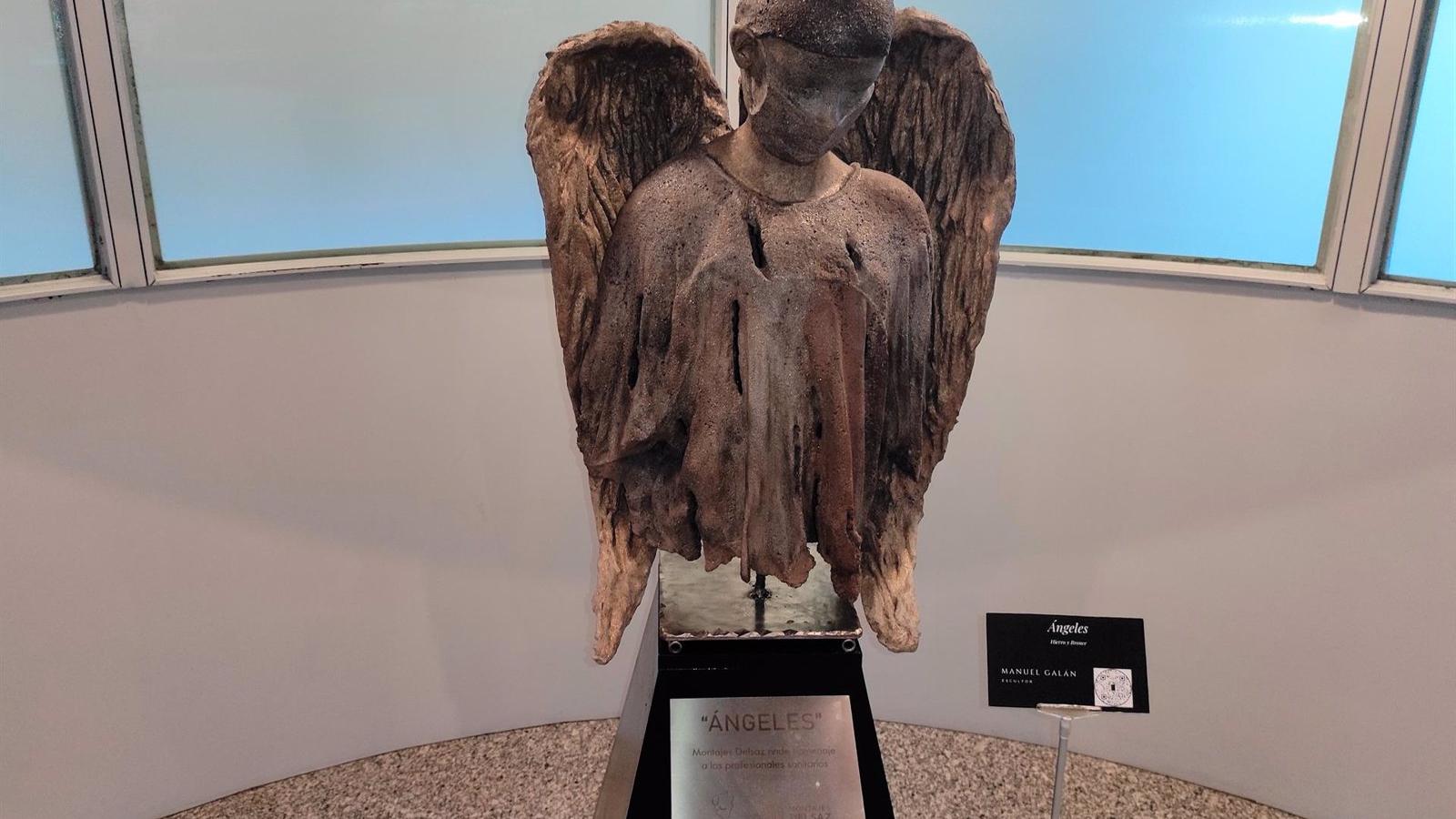 El Hospital de Fuenlabrada expone una escultura dedicada al personal sanitario, obra de Manuel Galán