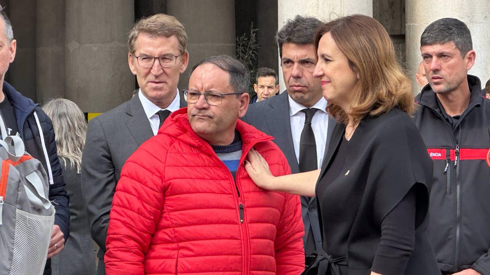 Julián, el conserje "heróe" del incendio de Campanar, recibe el cariño de los vecinos con un fuerte aplauso