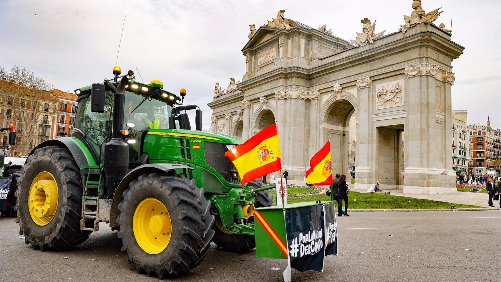 Más de 100 tractores, miles de agricultores, ganaderos y pescadores protestan en Madrid