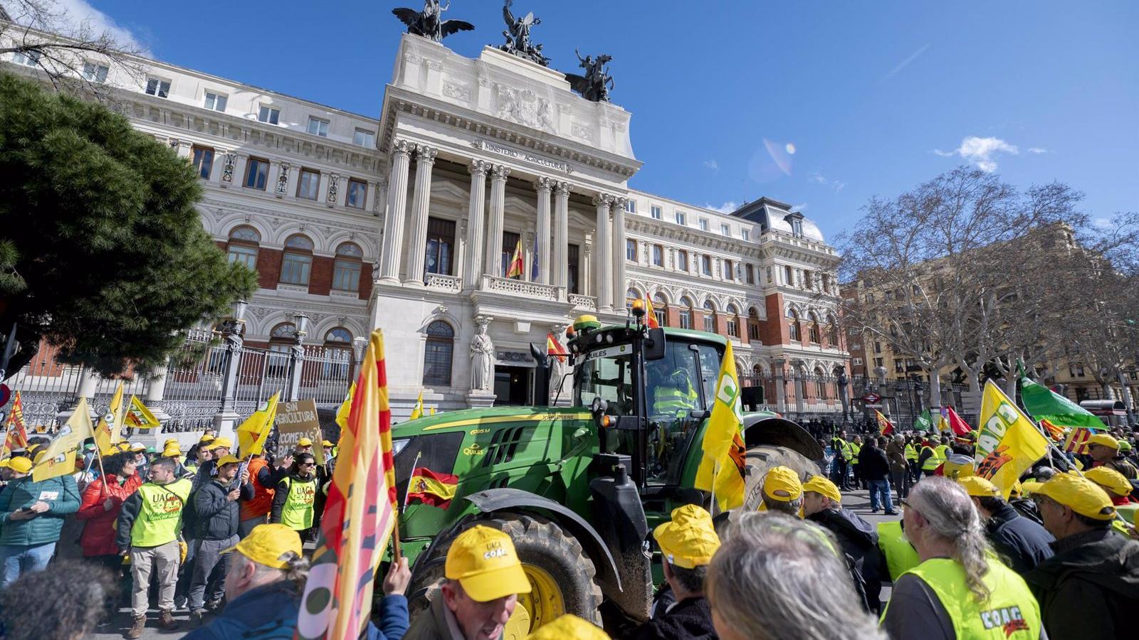 Agricultores y ganaderos protestan en Madrid contra la PAC y la ruina del sector