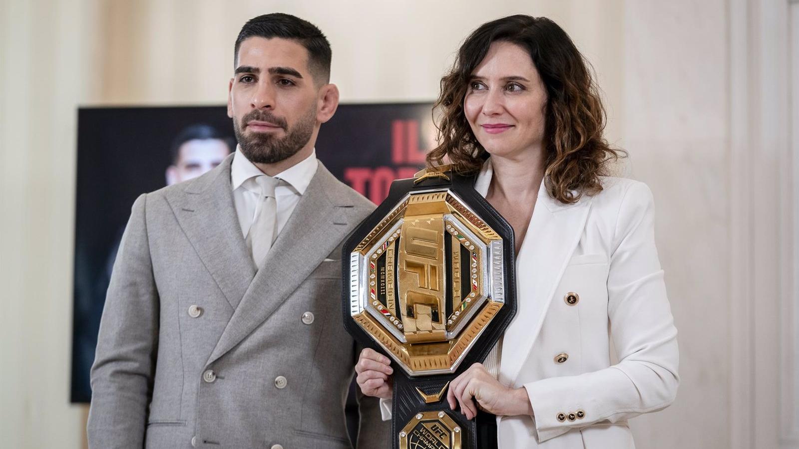 Díaz Ayuso recibe a Topuria tras lograr el título mundial de la UFC
