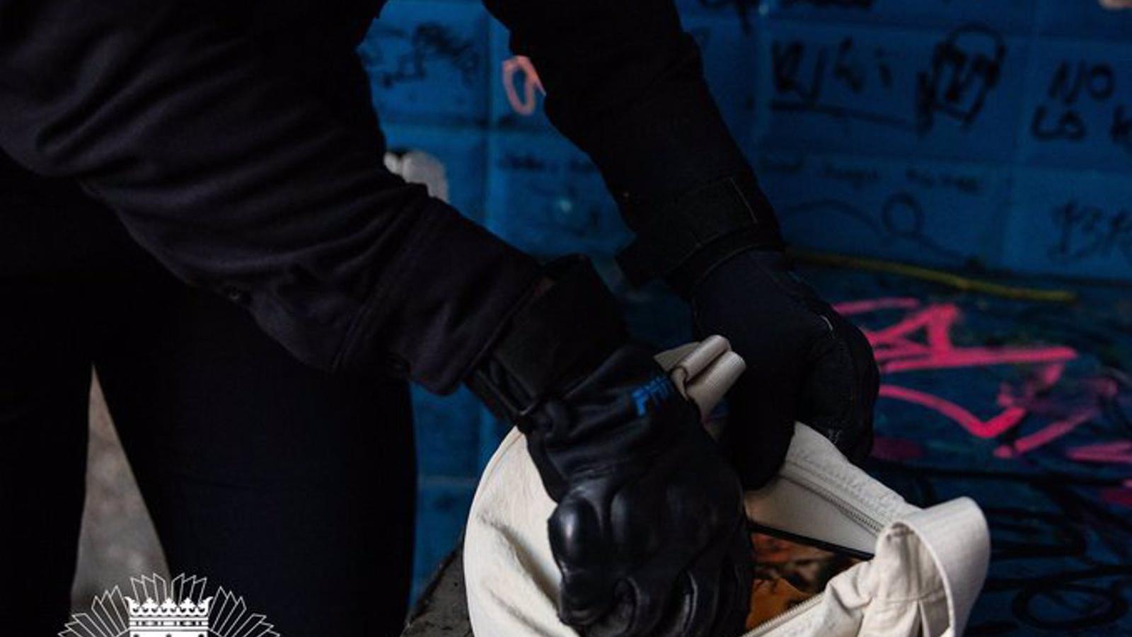 Detenido en Embajadores con diferentes tipos de drogas y una dinero fraccionado en diferentes divisas
