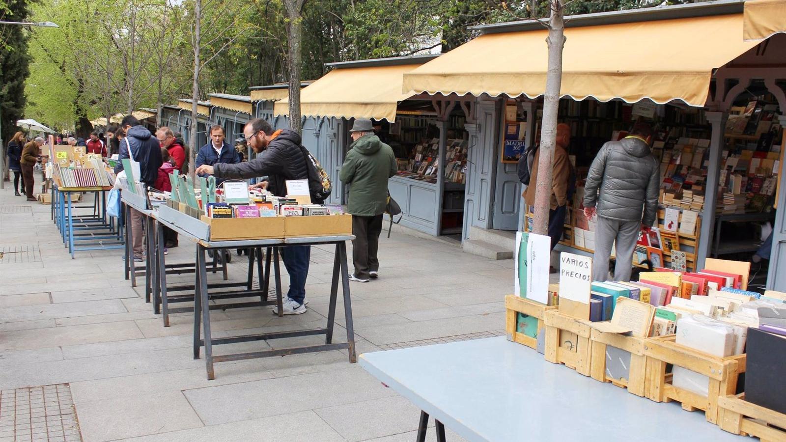 La capital concederá en 2025 la Medalla de Madrid a la Feria de la Cuesta de Moyano y buscará instalar una placa conmemorativa