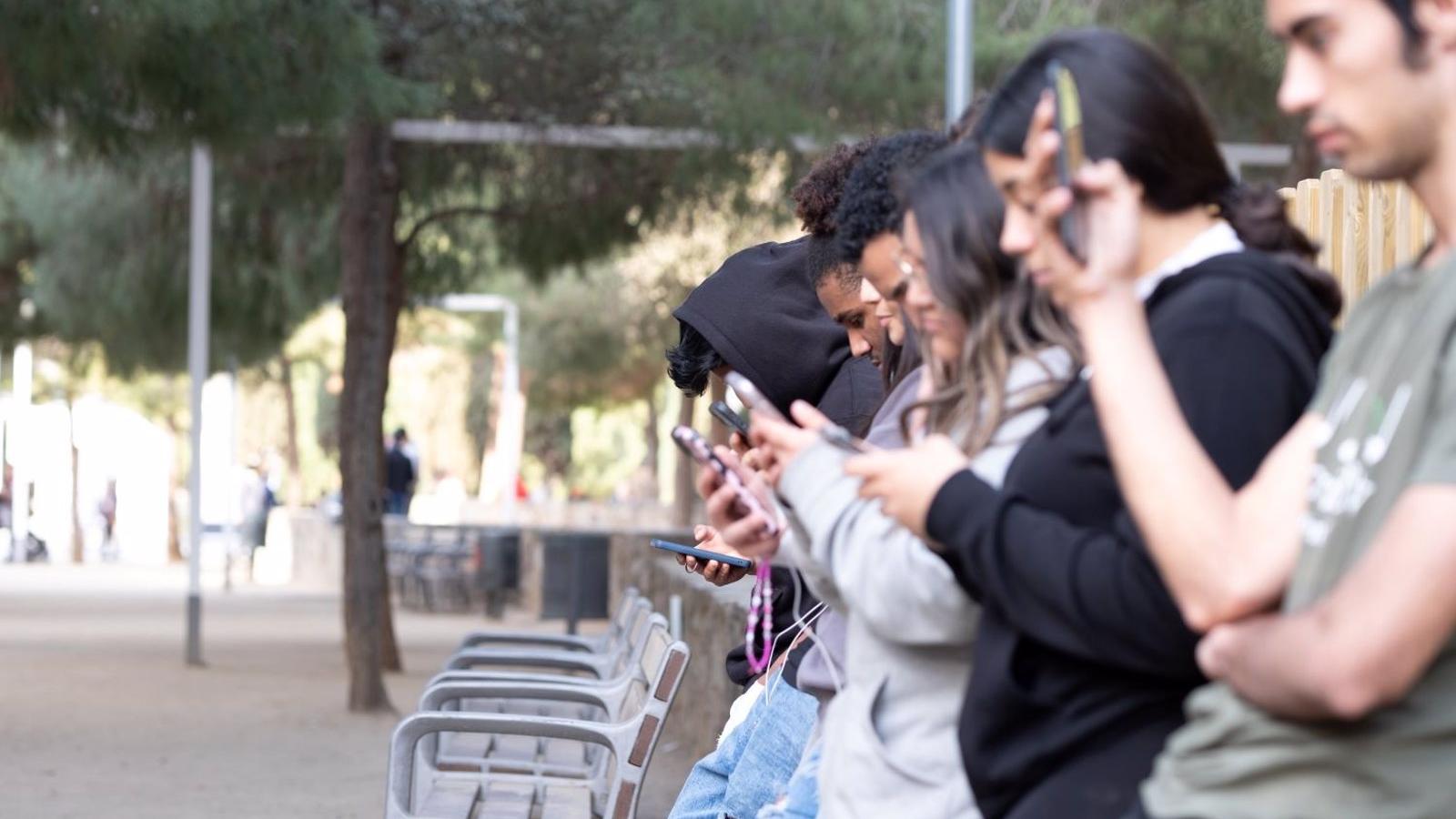 La capital trabaja en una plataforma para combatir la soledad no deseada en jóvenes