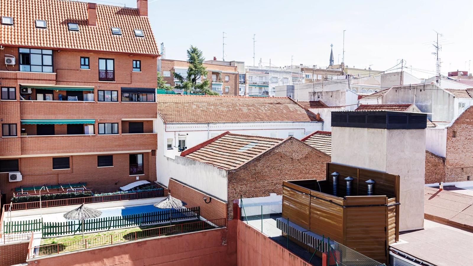 Desmanteladas las chimeneas de las clausuradas cocinas 'fantasma' junto a un colegio en Arganzuela