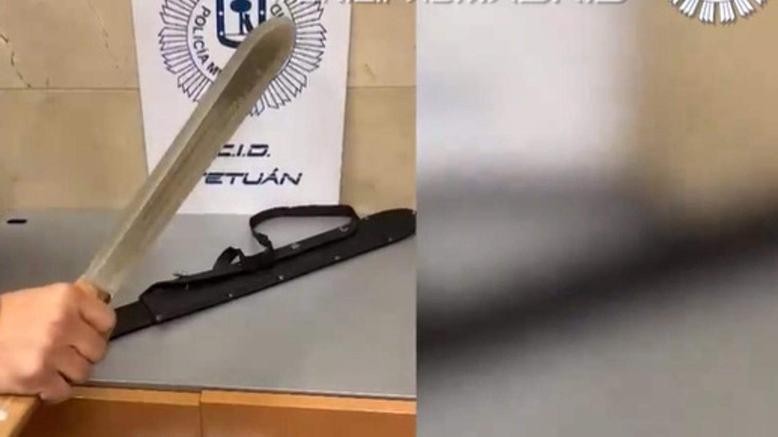  Pillan con un machete de 62 centímetros y varias navajas a un grupo de chicos antes de una reyerta en Tetuán
