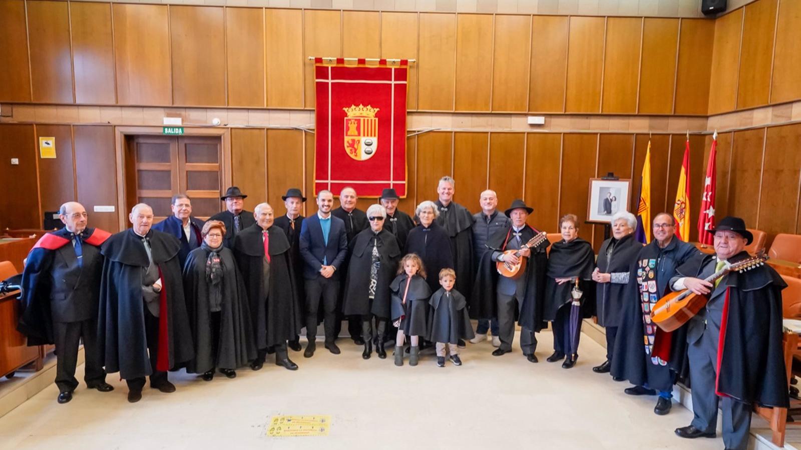 La Asociación Amigos de la Capa Española celebra en Torrejón el día de esta prenda tradicional