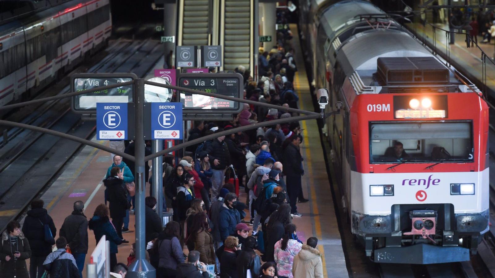 Cercanías recupera la normalidad tras horas de demoras por una avería en Atocha