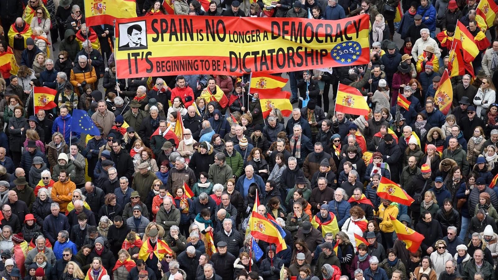 Miles de personas protestan en Cibeles respaldadas por PP y Vox para exigir la dimisión de Pedro Sánchez