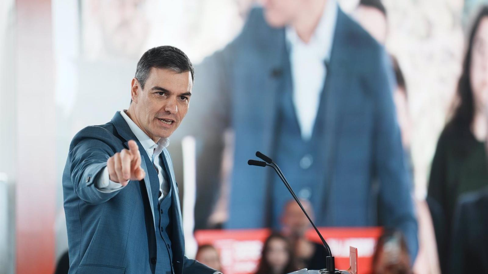 Sánchez afirma que el PSOE "corta de raíz la corrupción", mientras que el PP "la institucionaliza"