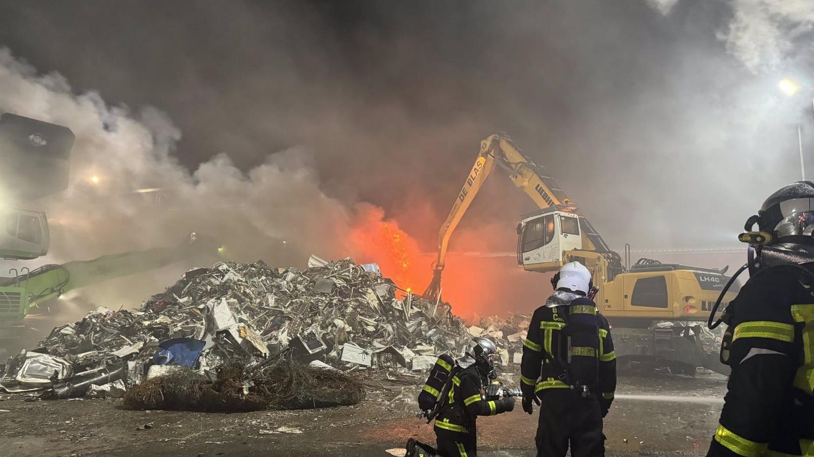 Arde una nave industrial de chatarra en Leganés