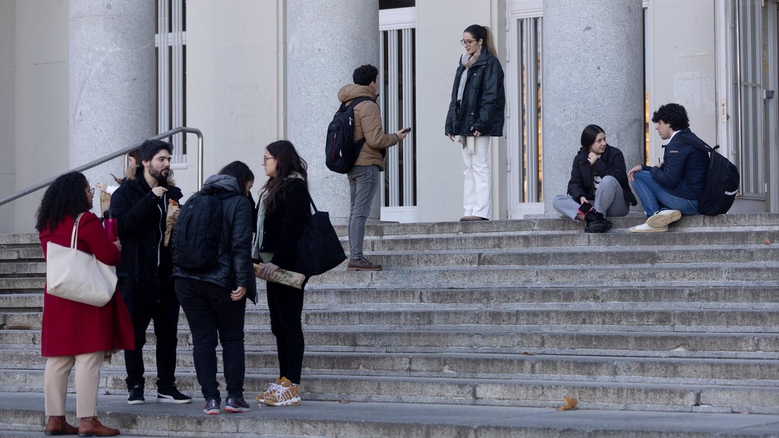 Los jóvenes en España recuperan el nivel económico prepandemia