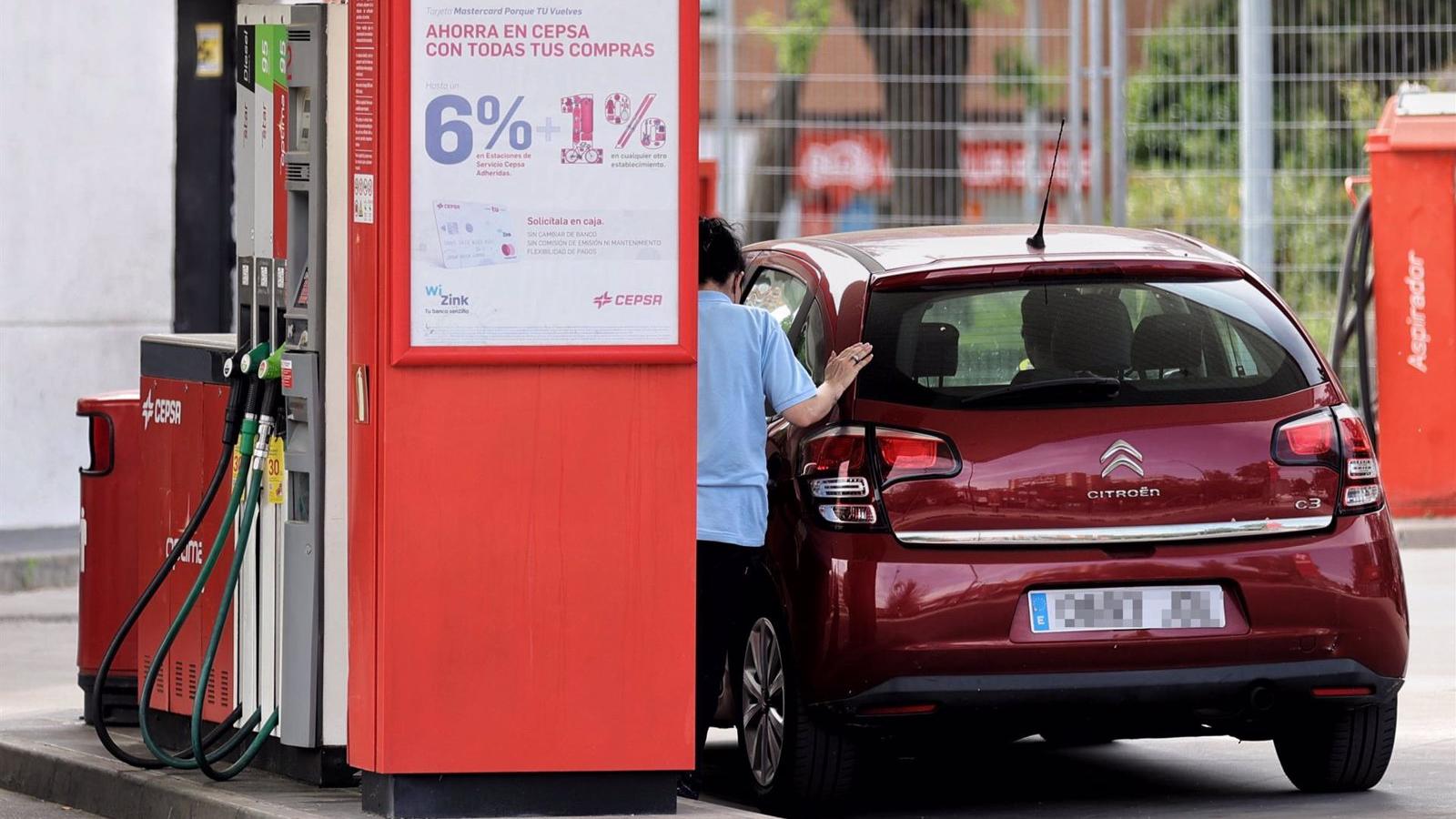 La gasolina suma su octava semana de alzas y el diésel se mantiene a la baja