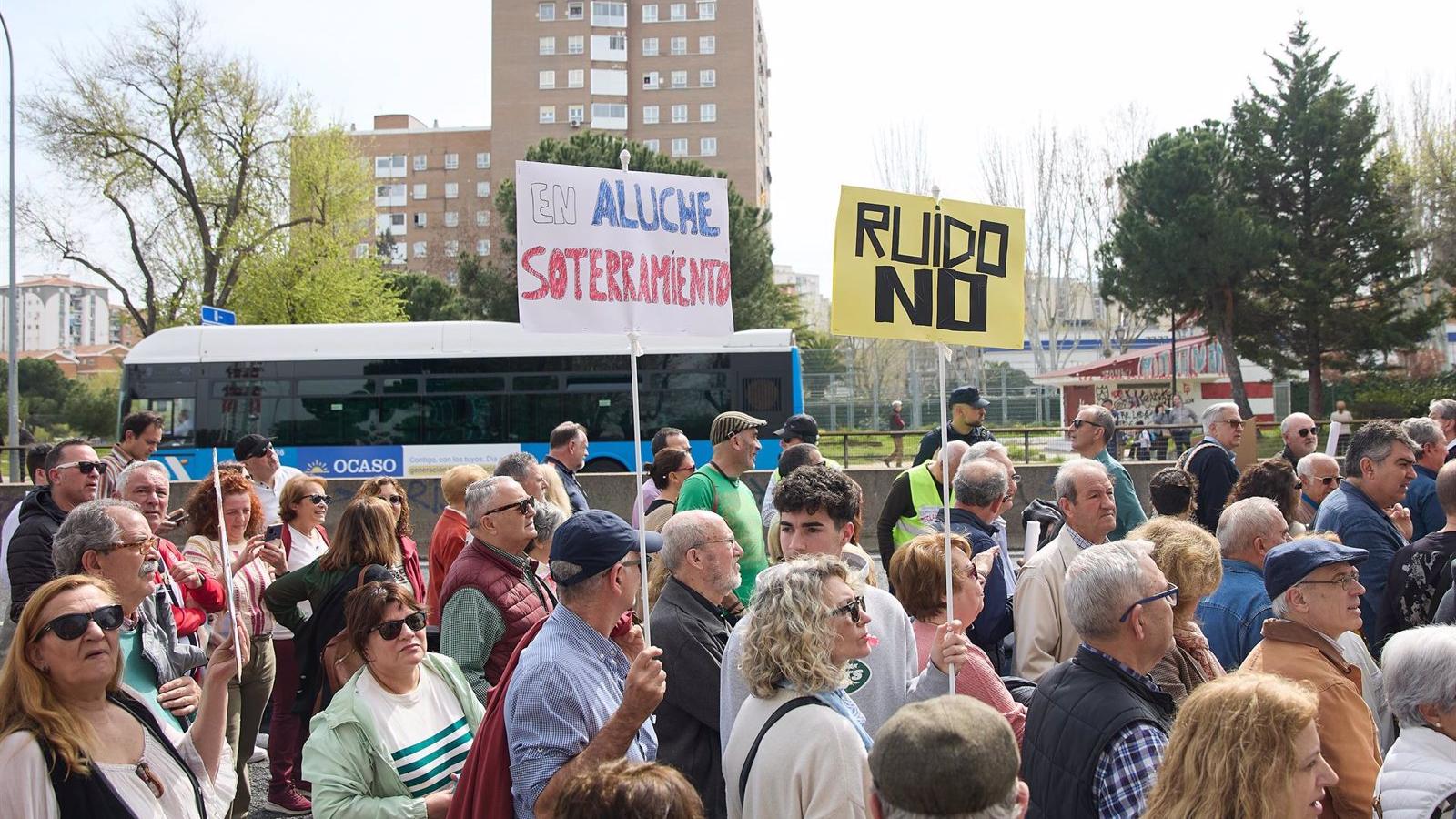 Unas 500 personas cortan la A-5 en protesta por las "mentiras" con respecto a su soterramiento