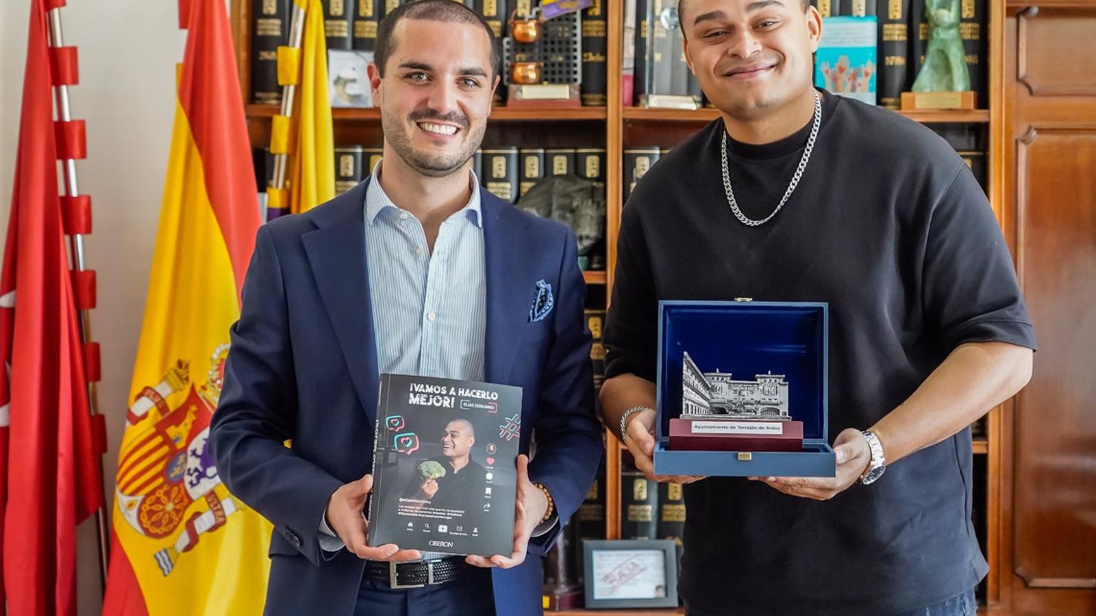 El Alcalde de Torrejón recibe al vecino Elias Dosunmu, creador de contenido gastronómico con 14 millones de seguidores