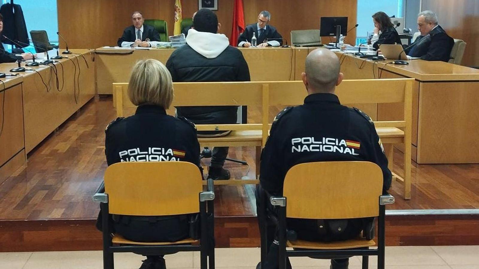 Condenado a 22 años de cárcel un pandillero por amputar la mano a un menor en Usera