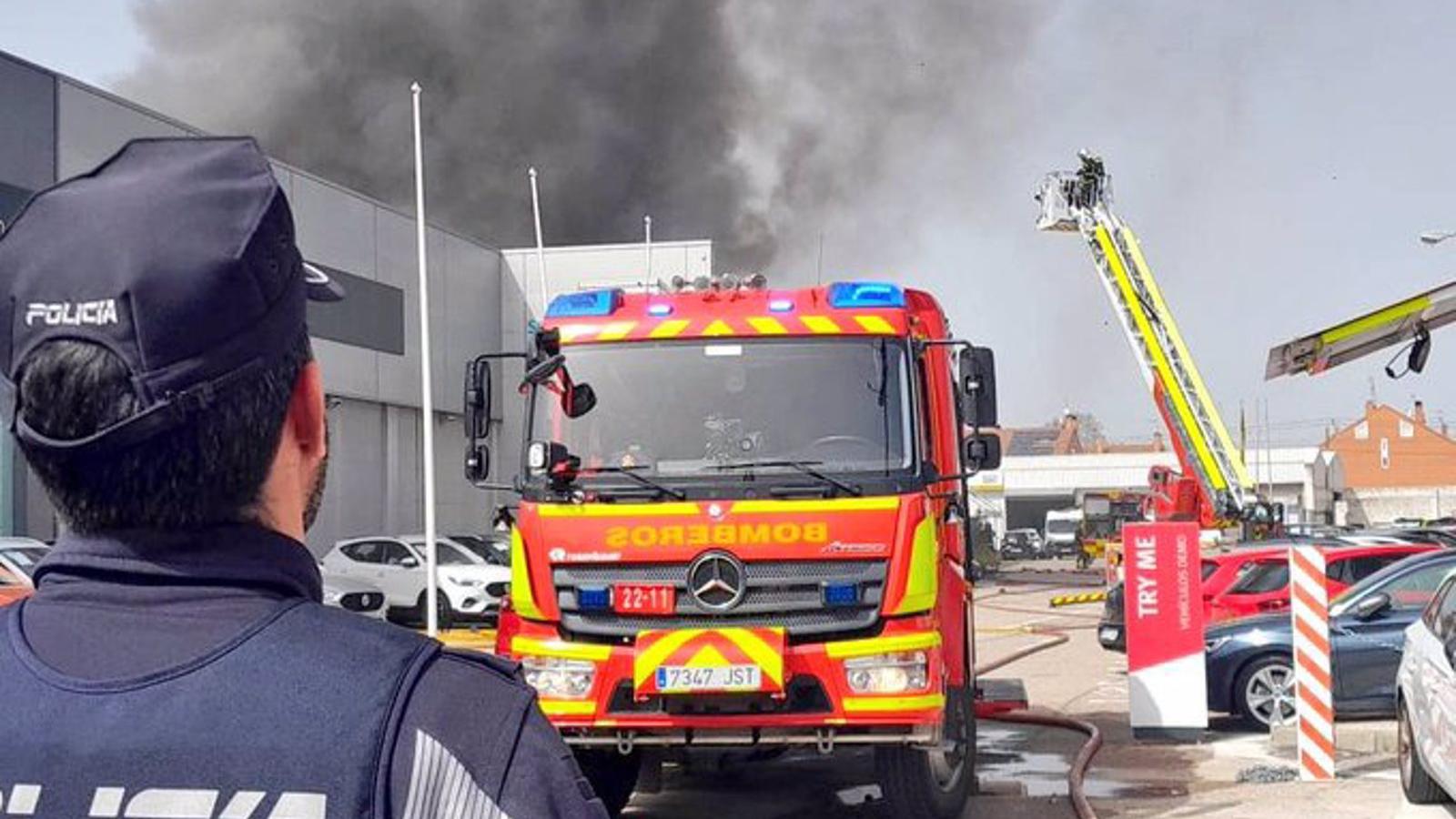 Arde sin heridos un taller de la Vía Complutense de Alcalá
