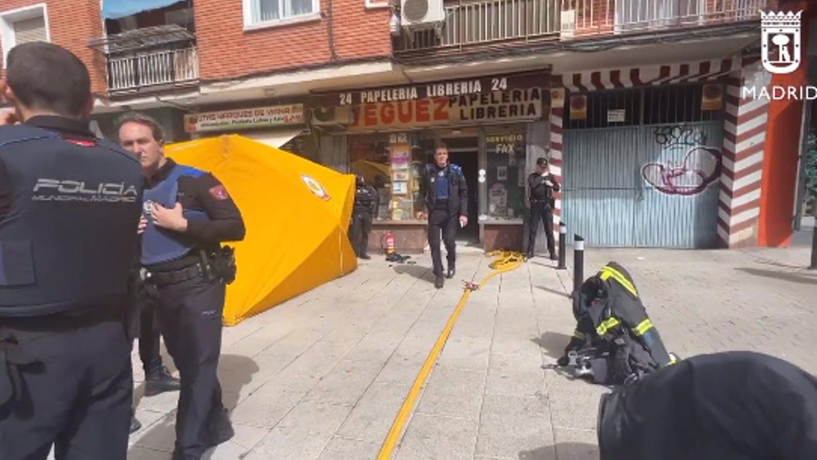 Muere electrocutado un trabajador en el incendio de una papelería en Tetuán