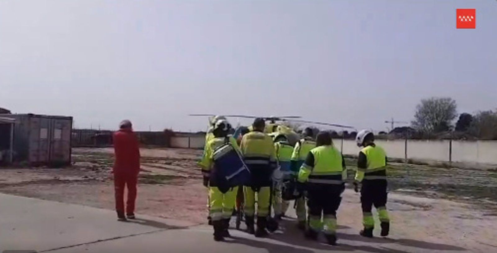  Herido muy grave un trabajador aplastado por un carro que portaba planchas de metacrilato en Humanes