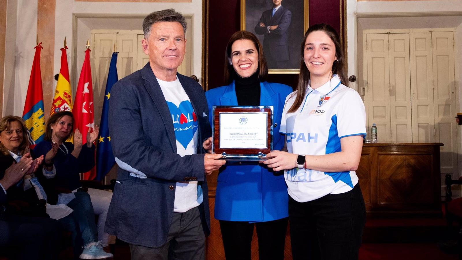 Judith Piquet recibe al Club Patín Alcalá Hockey tras su victoria en la Copa de la Princesa