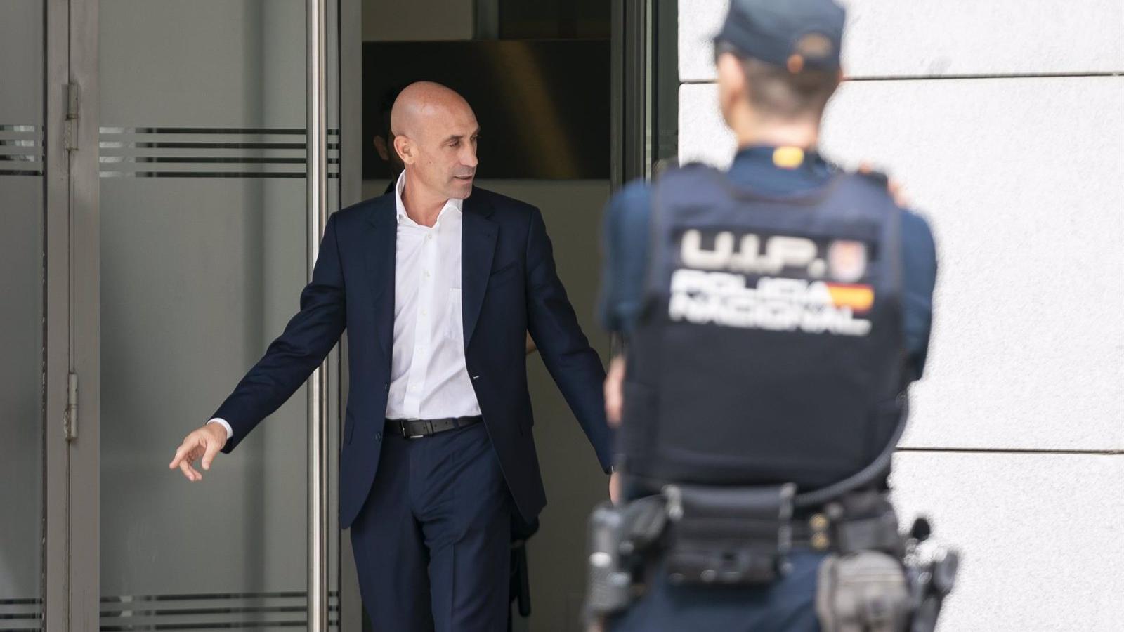 Rubiales informa a la juez de que prevé volver a España el 6 de abril