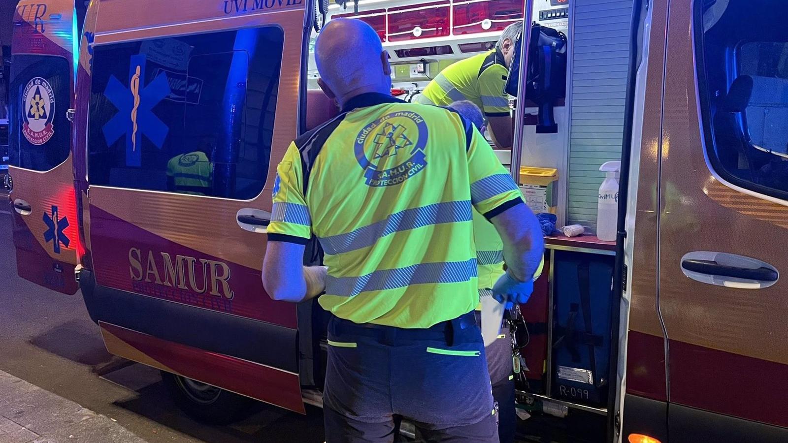 Dos heridos leves tras volcar su furgoneta y quedarse atrapados en una calle de Villaverde