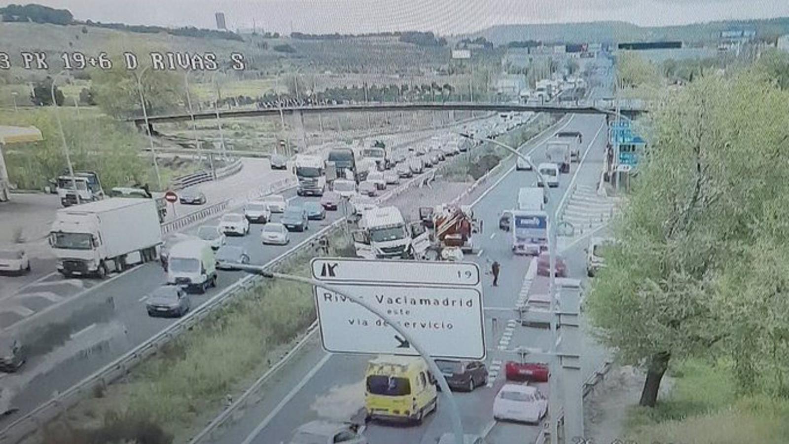  Un camión se queda cruzado en la A-3 tras sufrir su conductor un infarto en Rivas