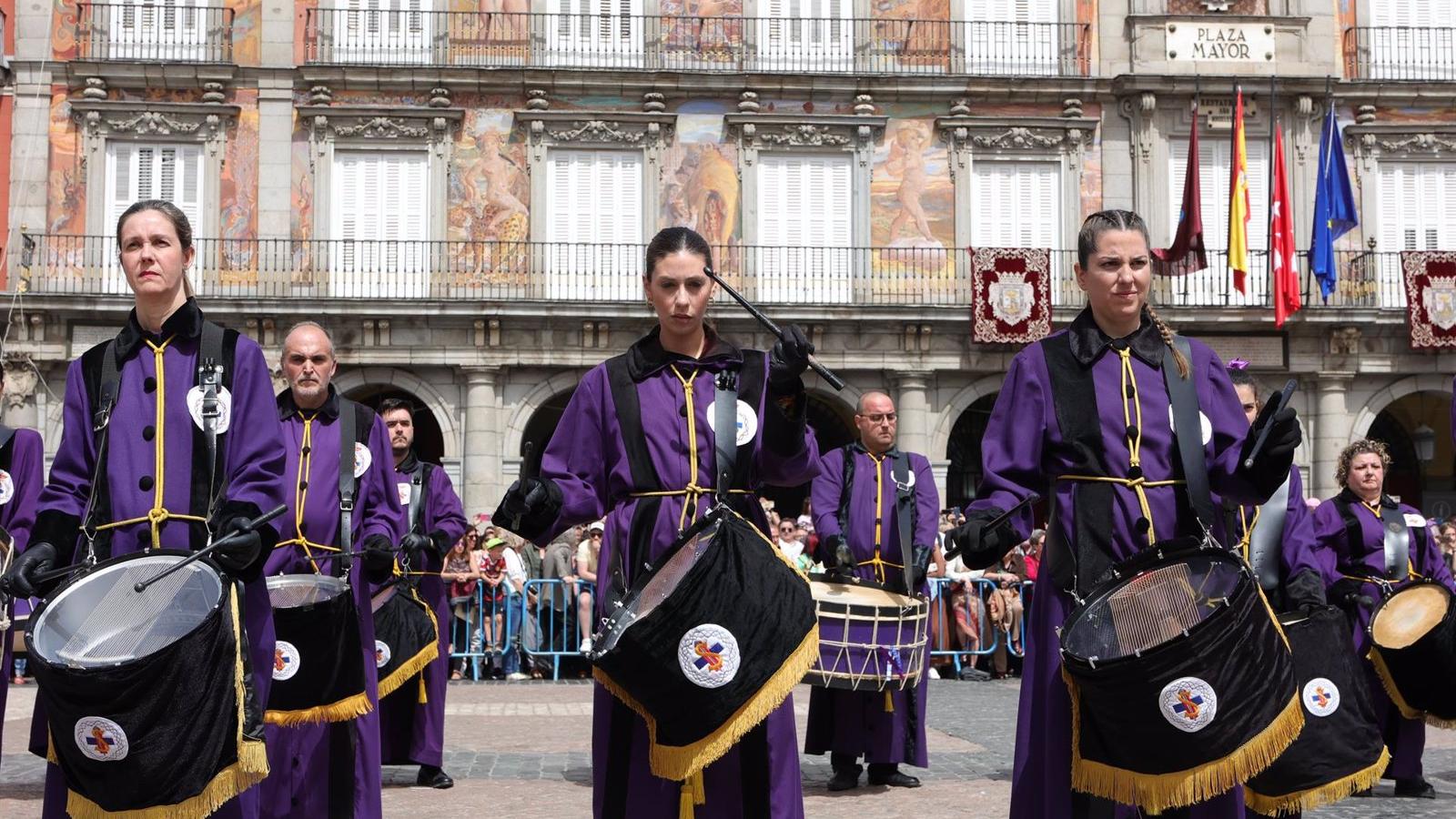 La tradicional tamborrada de la Plaza Mayor pone fin a la Semana Santa madrileña 