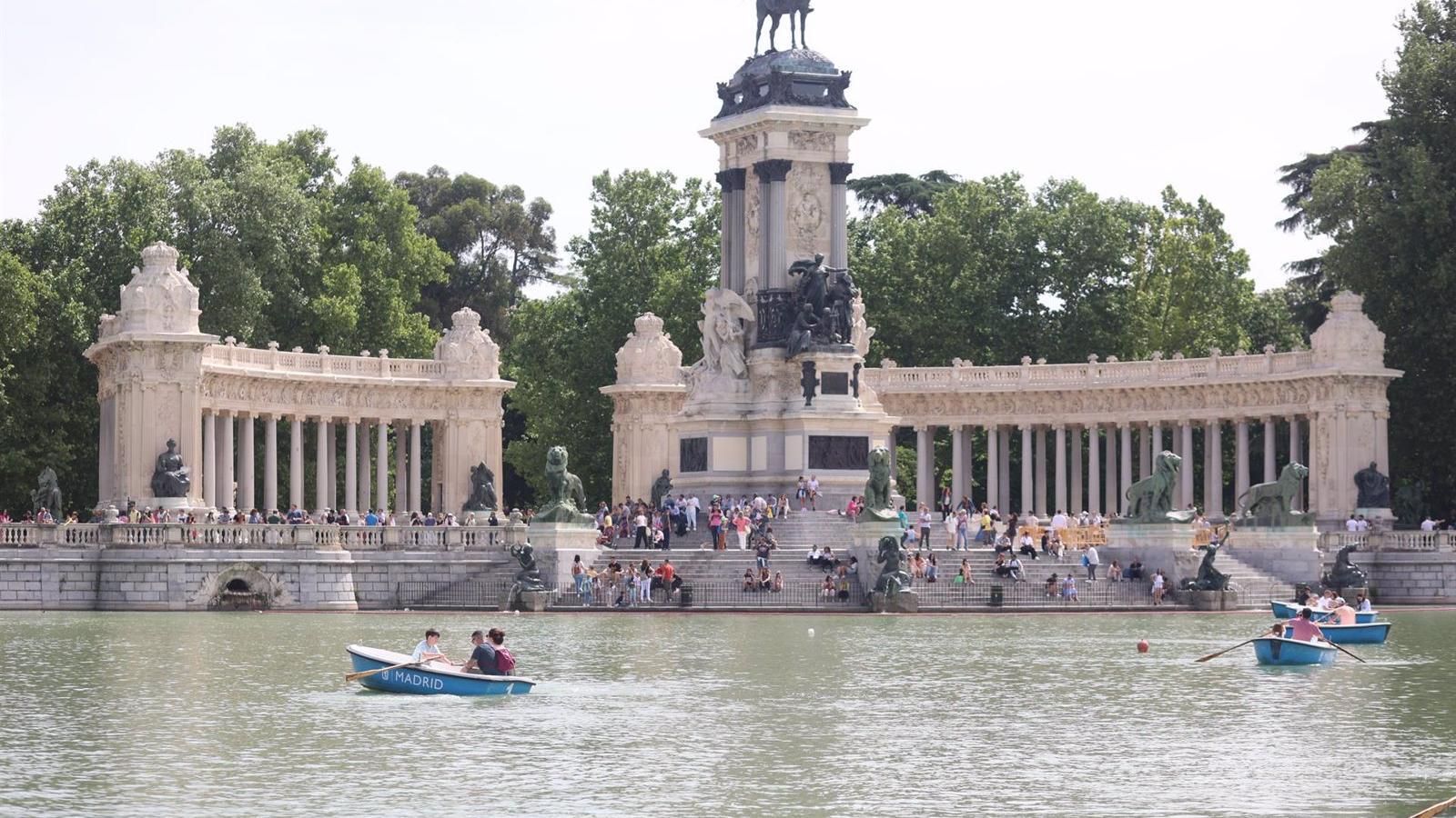 Bomberos de la capital ayudan a rescatar la tapa de un trofeo del estanque de El Retiro