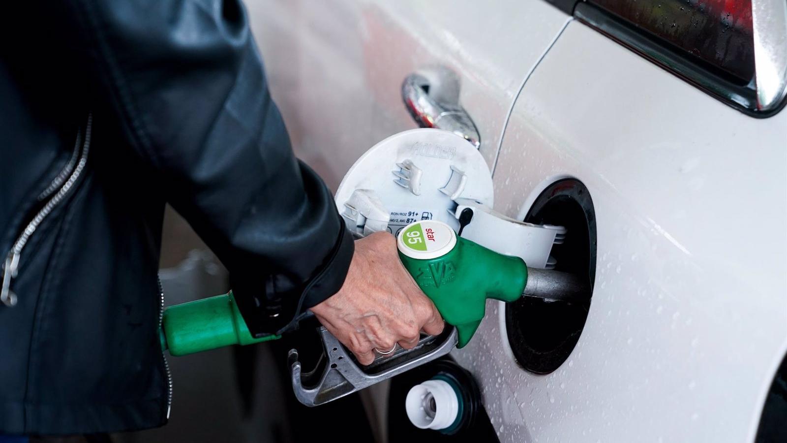 La gasolina sigue su escalada y toca un nuevo máximo anual tras once semanas de alzas
