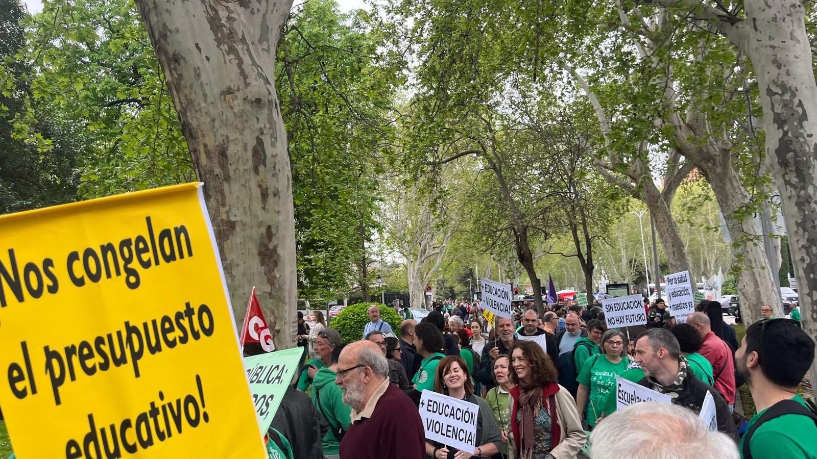 Más de 600 personas reclaman más plazas y docentes y una bajada de ratios para "salvar" la educación pública