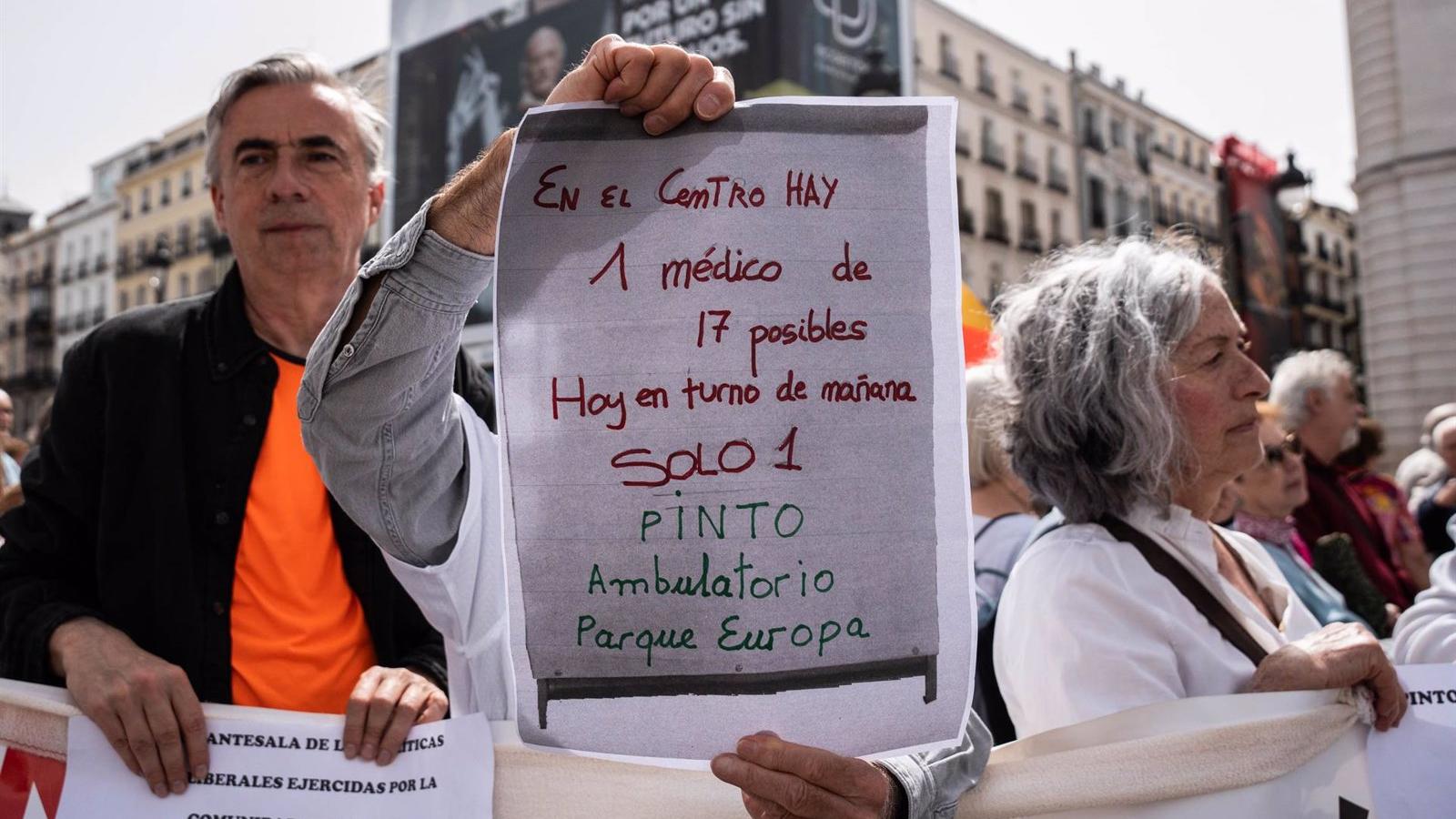 Una cadena humana de más de 300 personas rodea la Puerta del Sol en defensa de la Sanidad Pública