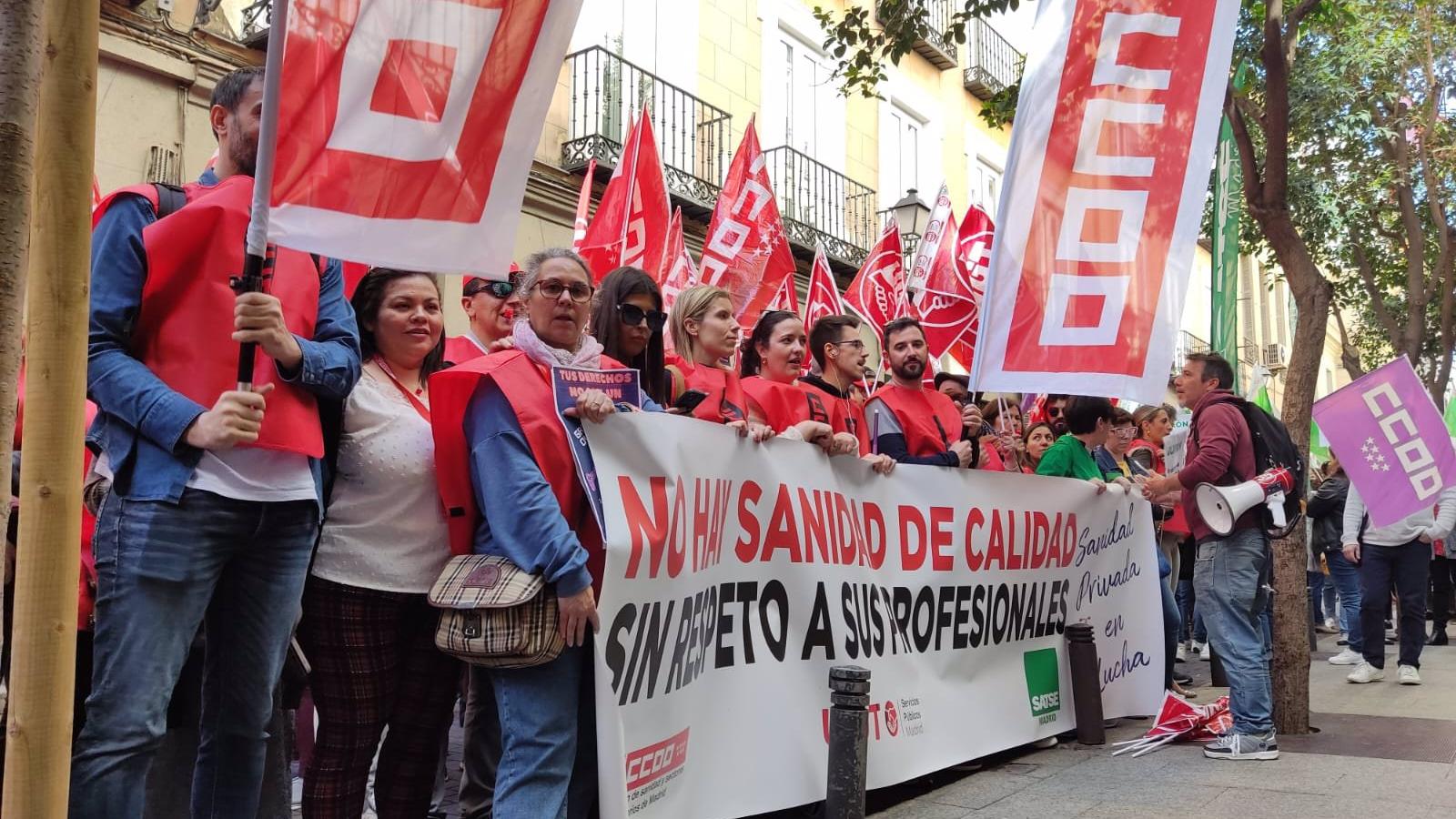 Unos 250 trabajadores de la Sanidad Privada claman ante la Consejería la aplicación del convenio colectivo