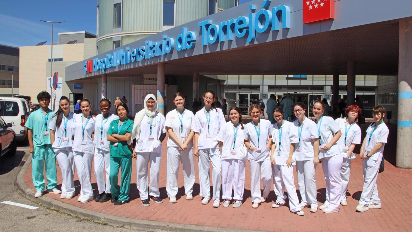 16 alumnos de Secundaria conocen el trabajo de sanitarios del Hospital de Torrejón en el marco de 4ºESO+Empresa