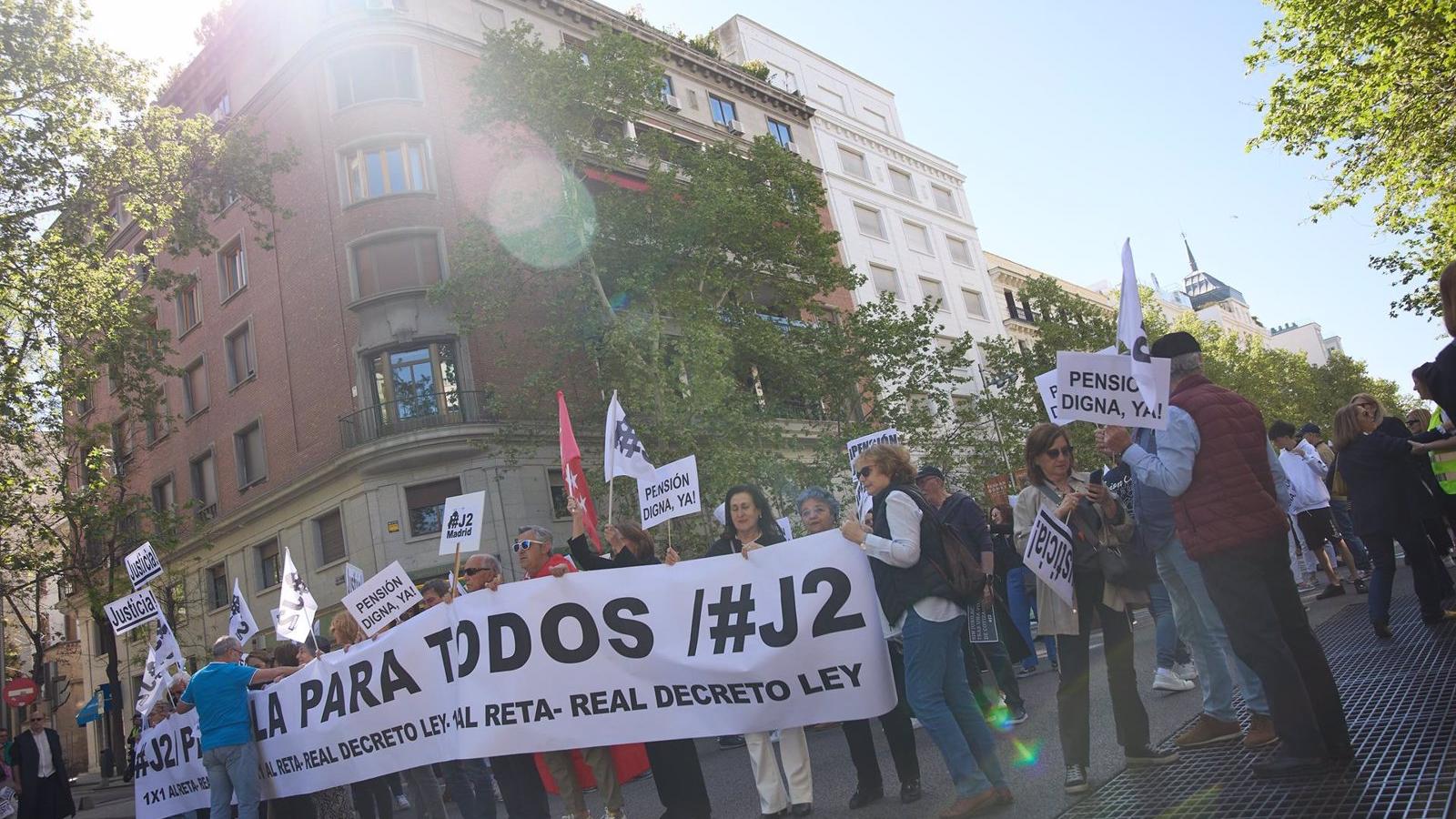 Abogados y procuradores se manifiestan en Madrid para pedir jubilaciones dignas: "Necesitamos una solución"