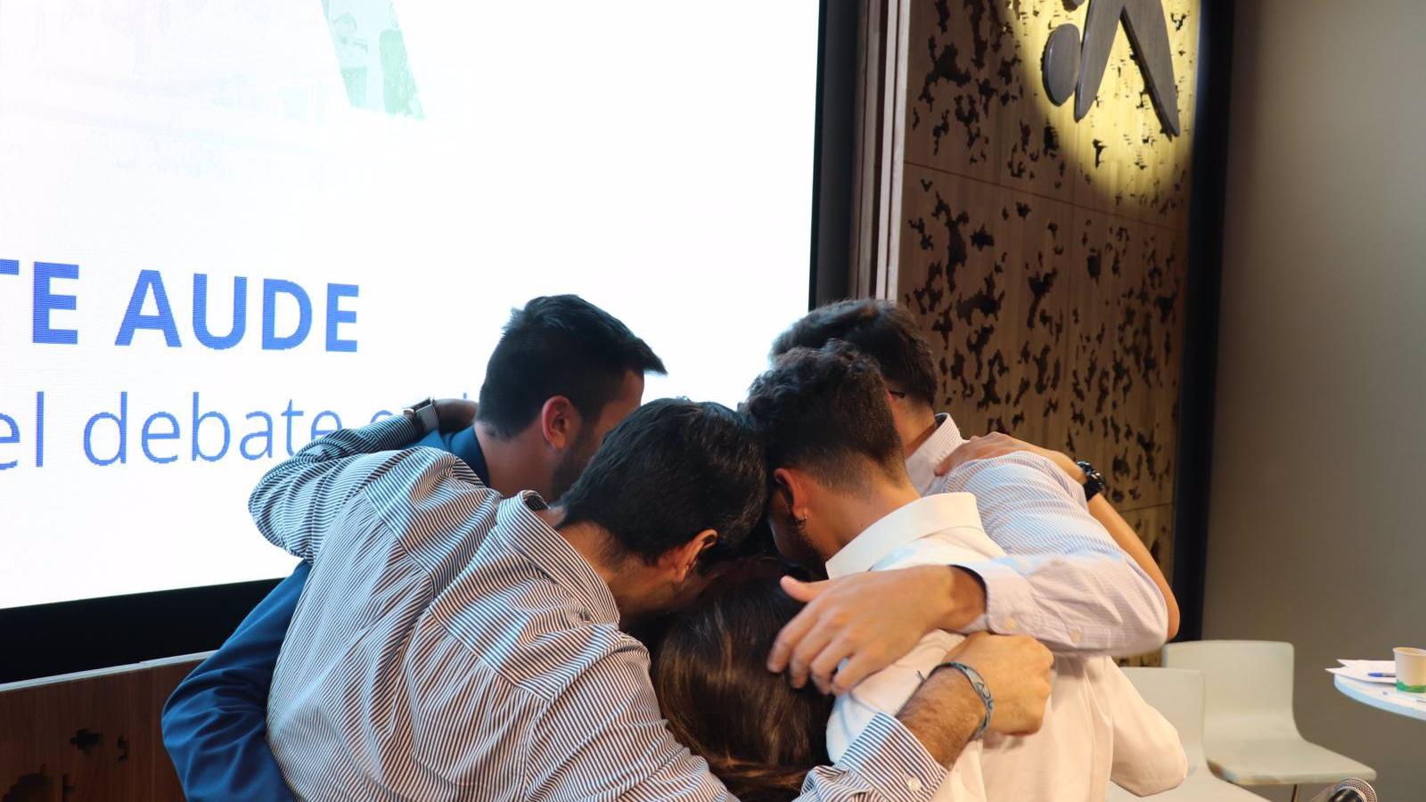 Más de 30 universitarios recorren institutos públicos de la región para enseñar oratoria: "Queremos que alcen su voz"