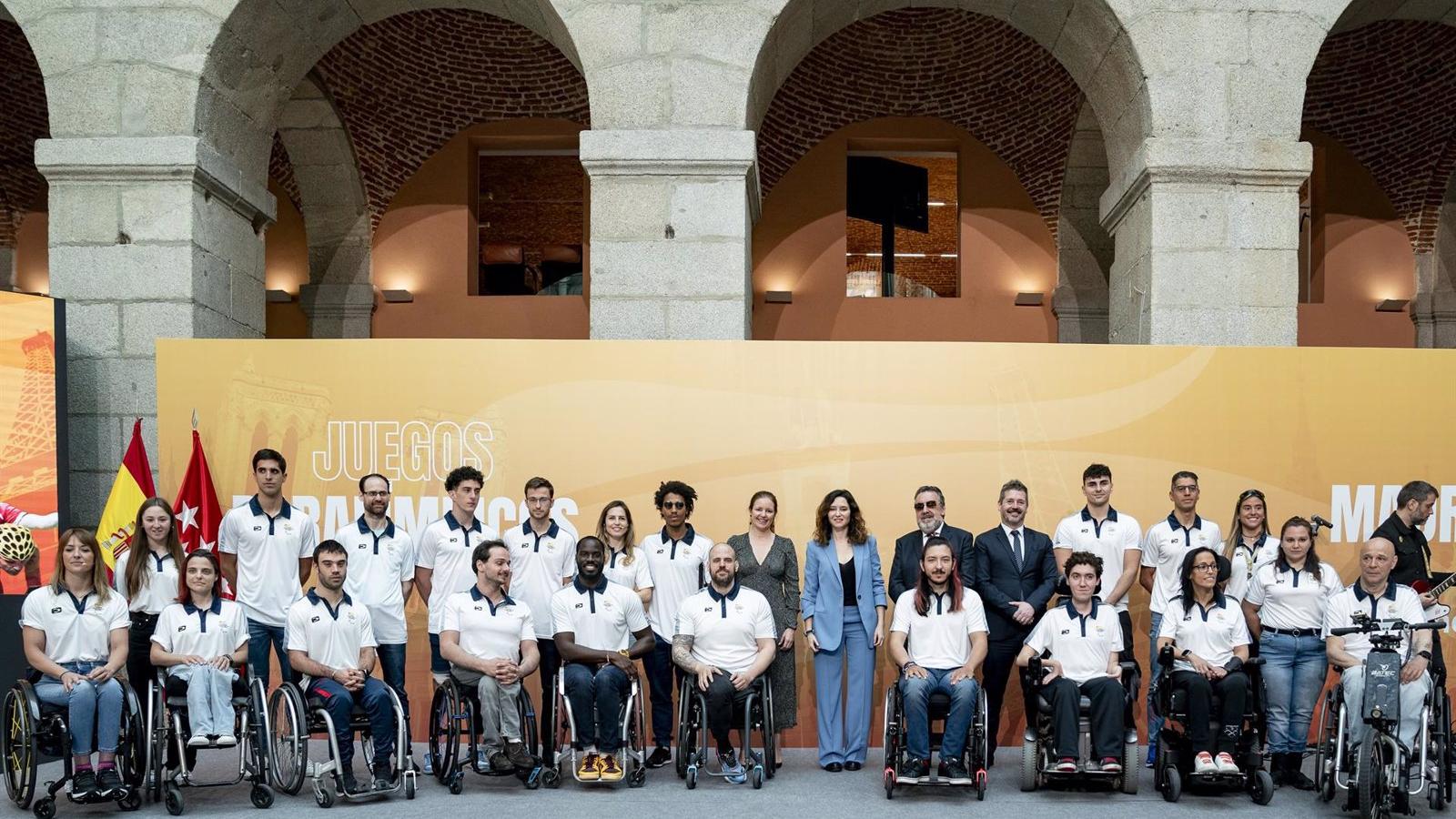 Ayuso recalca a los deportistas paralímpicos madrileños que son "ejemplo y símbolo de muros derribados"