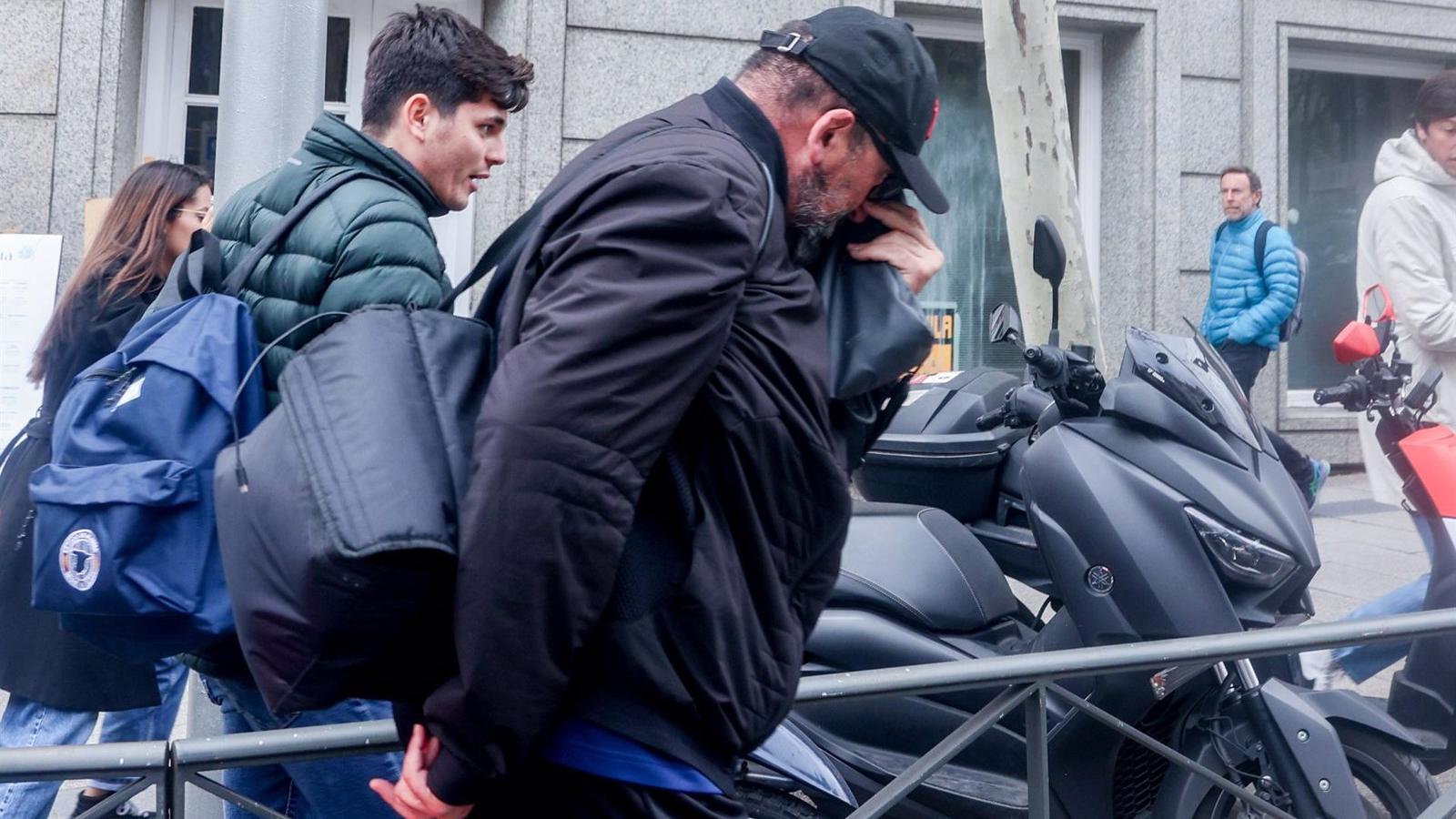 El juez acepta desbloquear 1.300 euros mensuales a Koldo García para sus gastos familiares