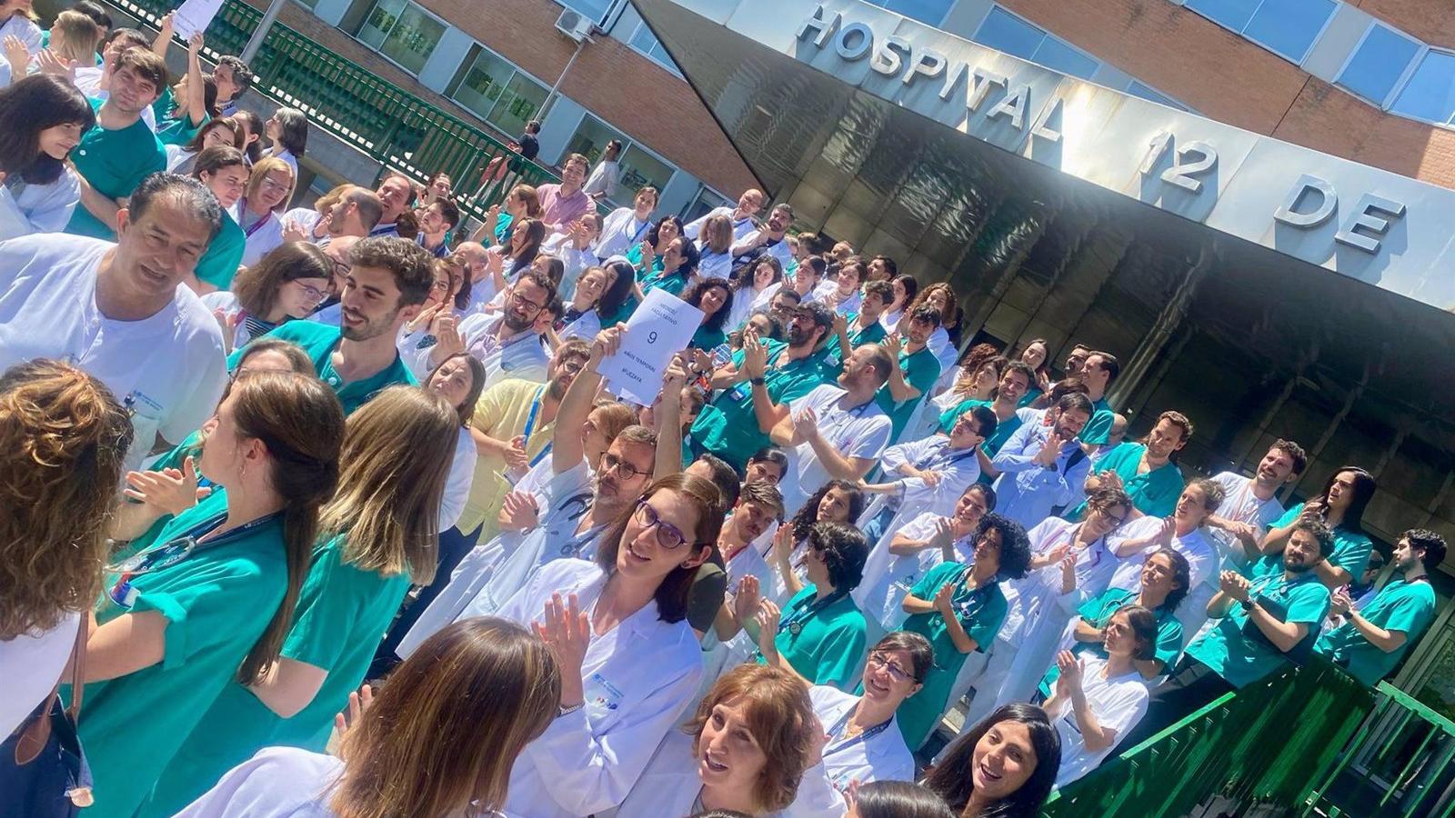 Sanitarios del 12 de Octubre se manifiestan a las puertas del centro en protesta por los procesos de estabilización