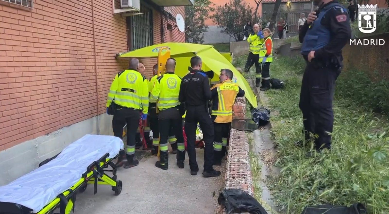 En estado grave un hombre de 48 años al caer de un primer piso en Moratalaz