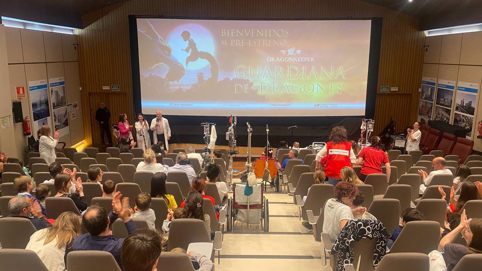 La Paz y Niño Jesús preestrenan 'Guardiana de Dragones' para los niños hospitalizados