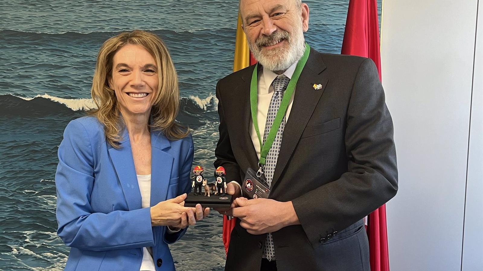 El programa regional de perros de apoyo ha acompañado en los juzgados a 645 jóvenes de entre 1 y 17 años desde 2014