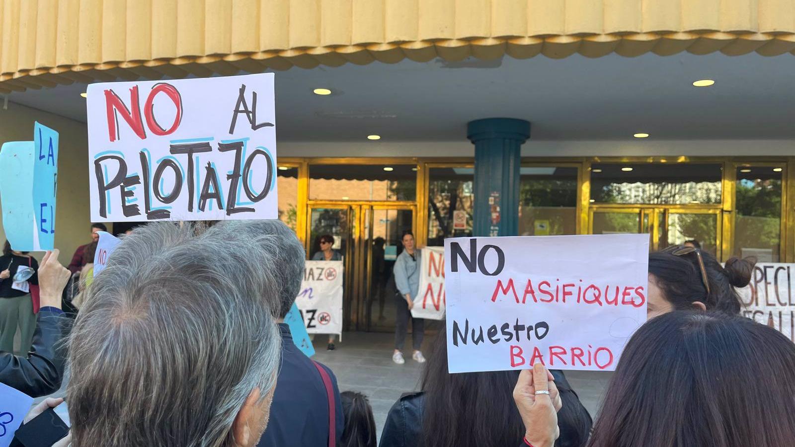 Vecinos protestan en Madrid contra la recalificación urbanística en La Ermita del Santo