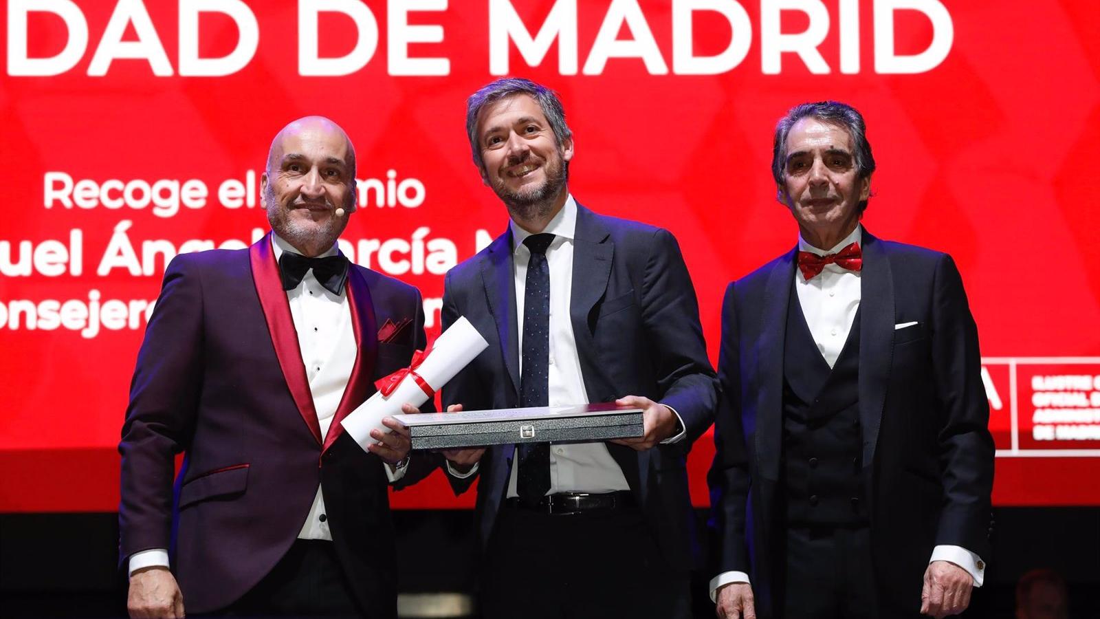 La Comunidad de Madrid recibe el Premio San Cayetano por su apoyo a los pequeños y medianos negocios